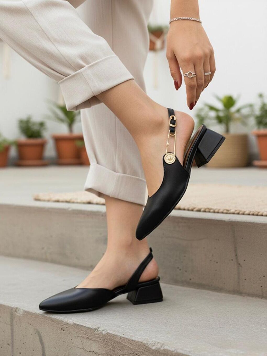 Kadın Aden Siyah Cilt Gold Tokalı Alçak Taban Kısa Topuklu Günlük Klasik Ayakkabı-1