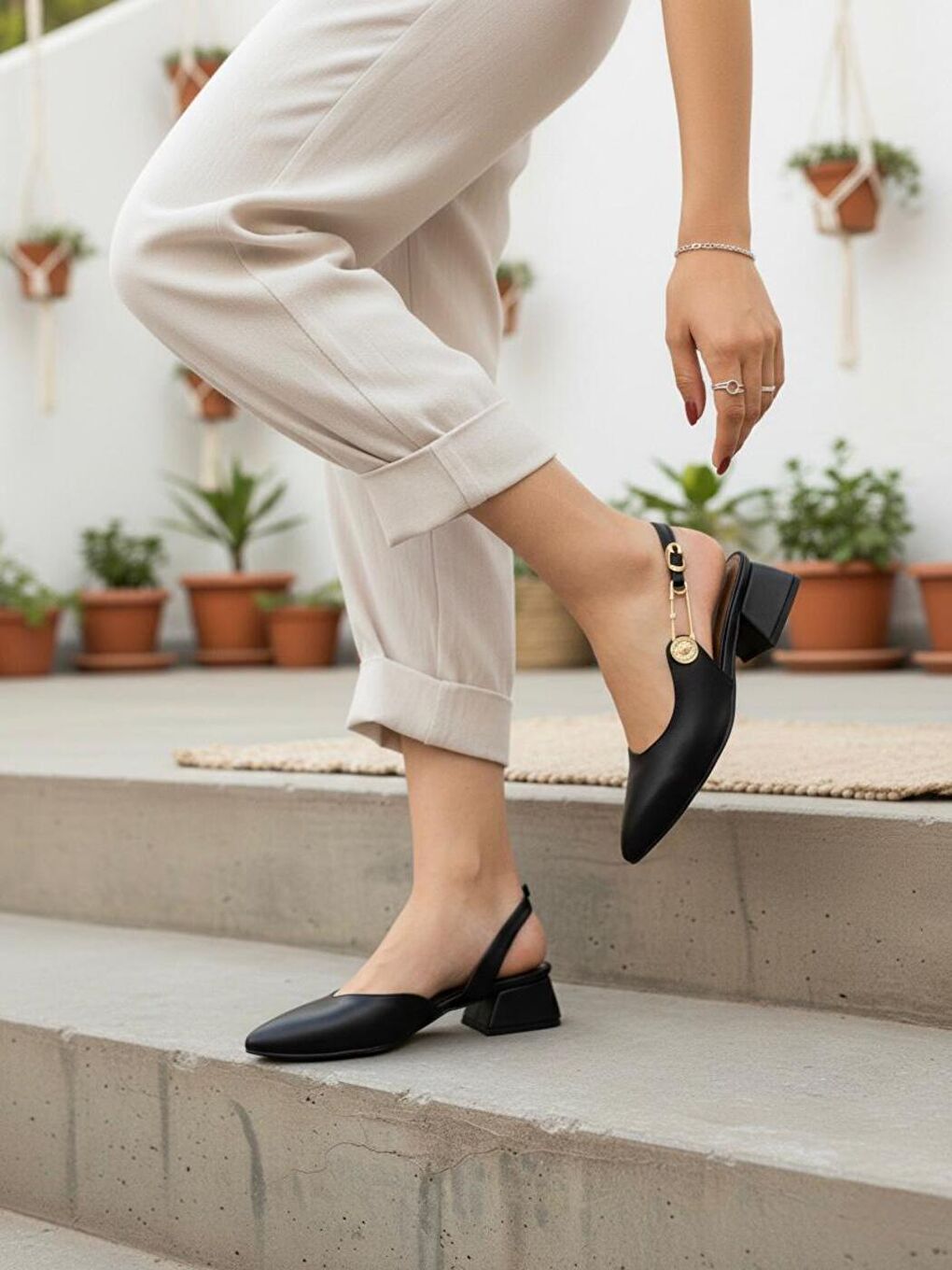 Kadın Aden Siyah Cilt Gold Tokalı Alçak Taban Kısa Topuklu Günlük Klasik Ayakkabı-2