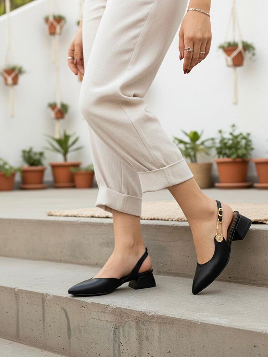 Kadın Aden Siyah Cilt Gold Tokalı Alçak Taban Kısa Topuklu Günlük Klasik Ayakkabı-3