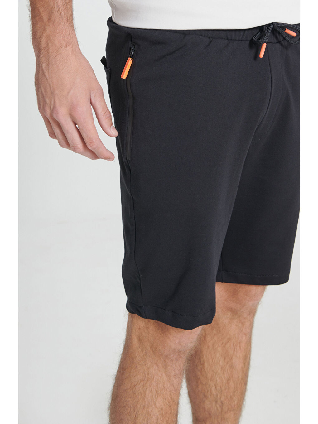 Erkek Siyah Standart Fit Normal Kesim Pamuklu Cepli Şort-3
