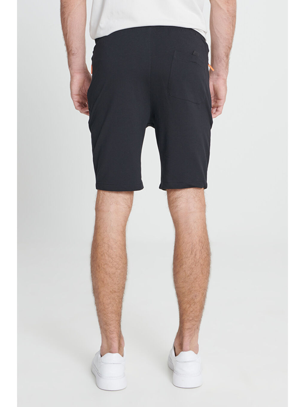 Erkek Siyah Standart Fit Normal Kesim Pamuklu Cepli Şort-4