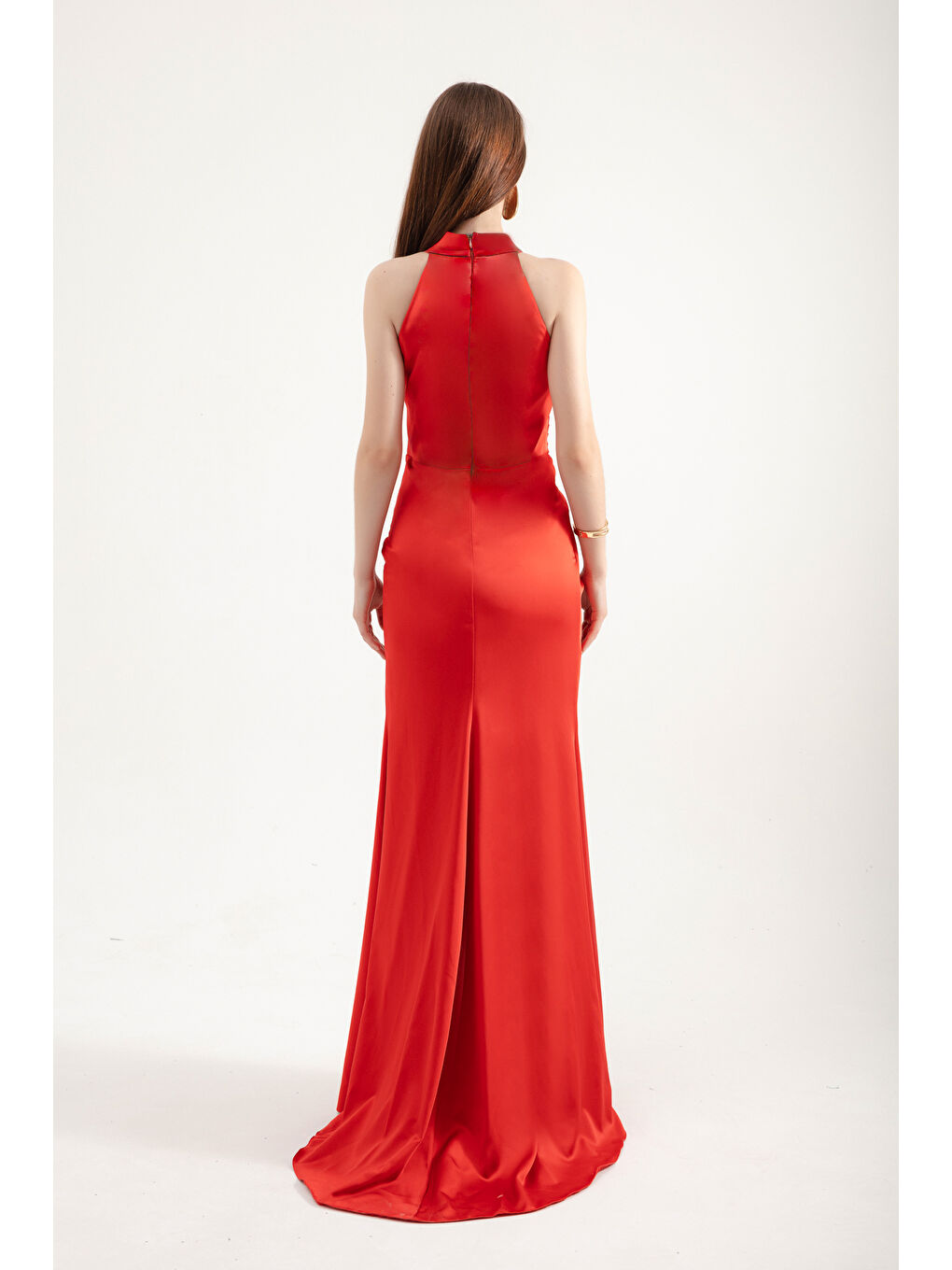Kadın Kırmızı Halter Yaka Yırtmaçlı Uzun Saten Abiye Elbise-4
