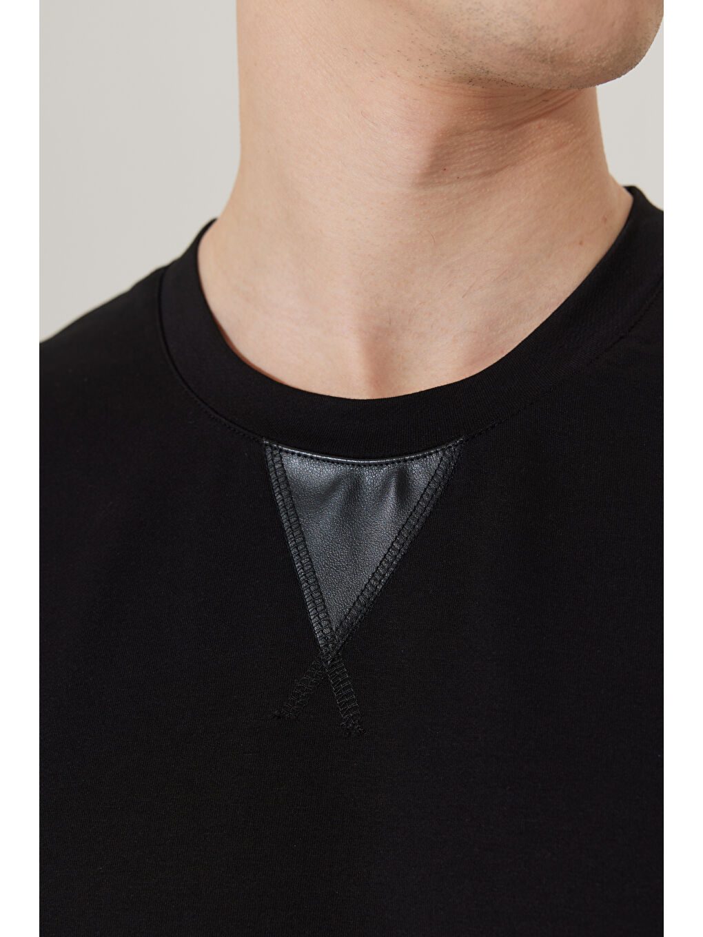 Erkek Siyah Standart Fit Normal Kesim Bisiklet Yaka Sweatshirt-4