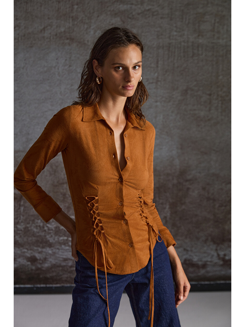 Bogotan Kadın Slim Fit Vücudu Saran Süet Belden Bağlamalı İpli Kahverengi Gömlek