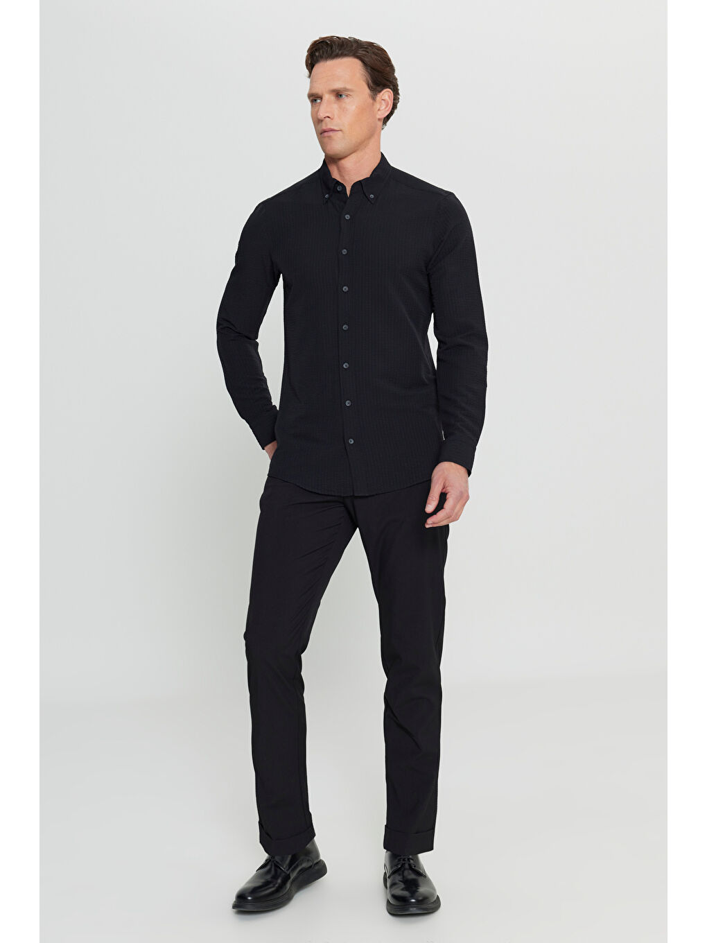 Erkek Siyah Slim Fit Dar Kesim Düğmeli Yaka Armürlü Gofre Desenli Gömlek-1