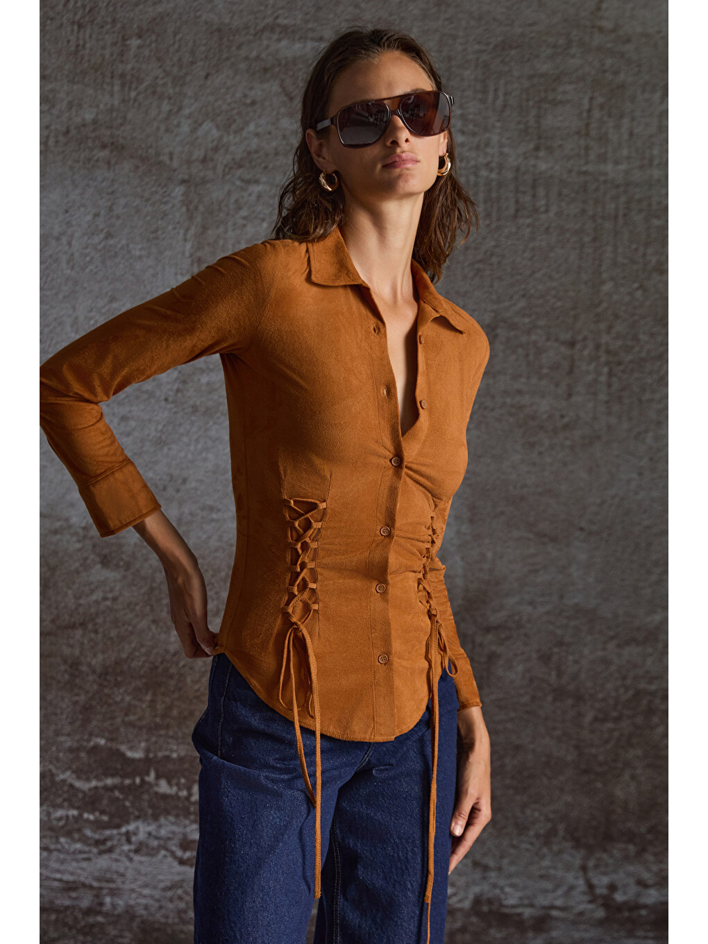 Bogotan Kadın Slim Fit Vücudu Saran Süet Belden Bağlamalı İpli Kahverengi Gömlek-2