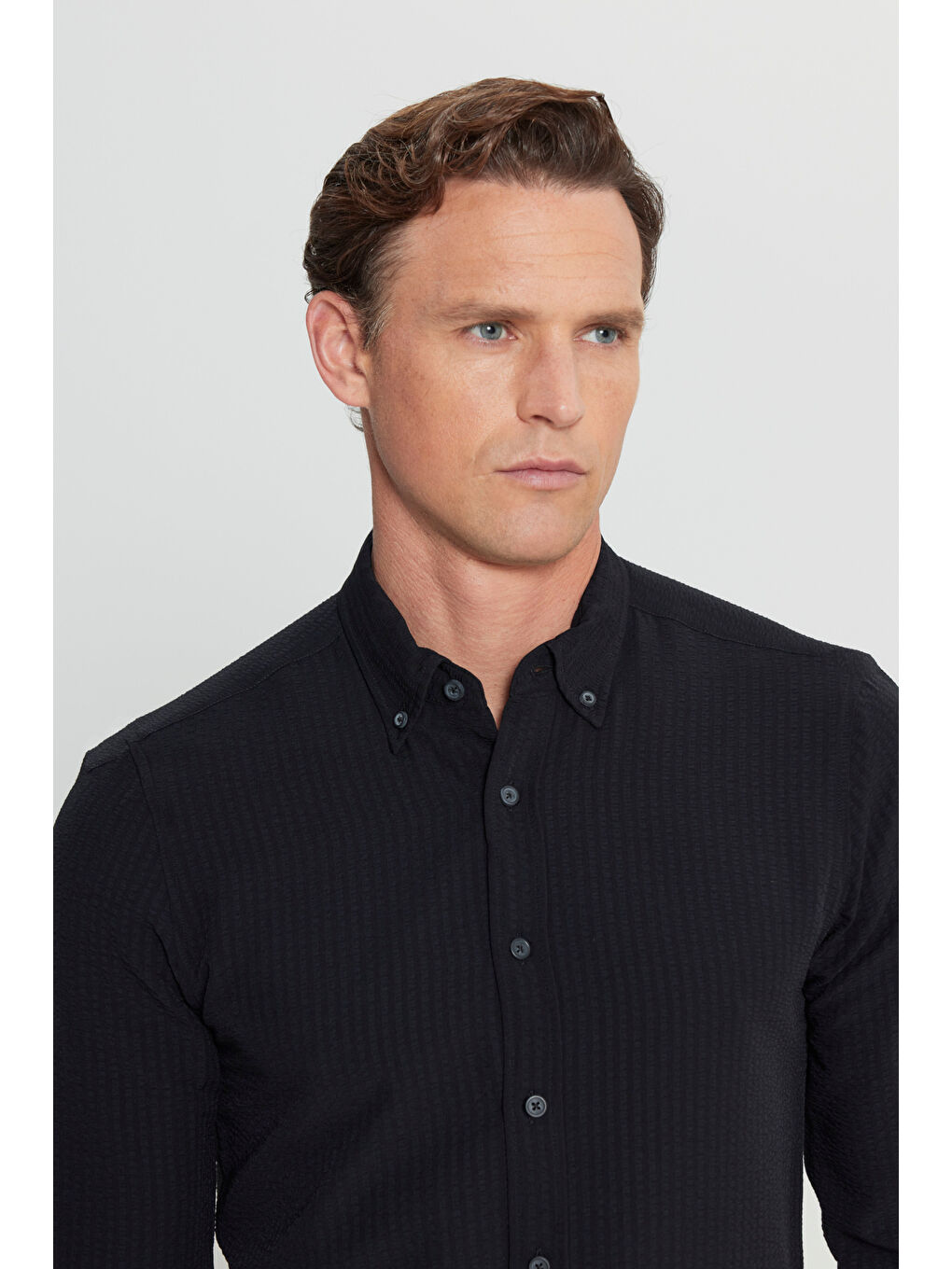 Erkek Siyah Slim Fit Dar Kesim Düğmeli Yaka Armürlü Gofre Desenli Gömlek-3