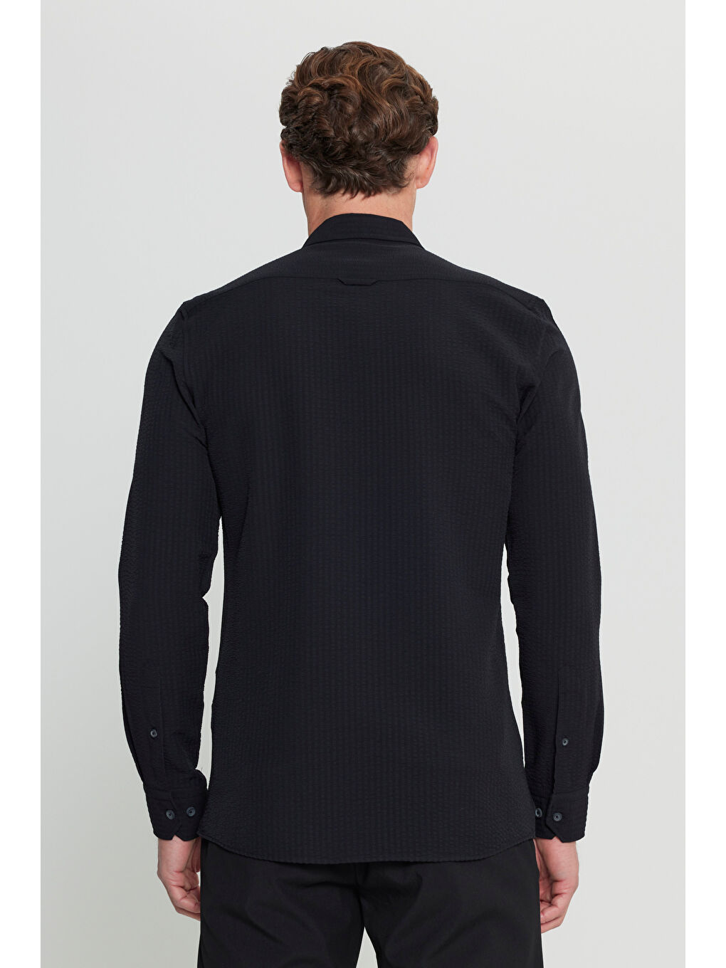 Erkek Siyah Slim Fit Dar Kesim Düğmeli Yaka Armürlü Gofre Desenli Gömlek-4