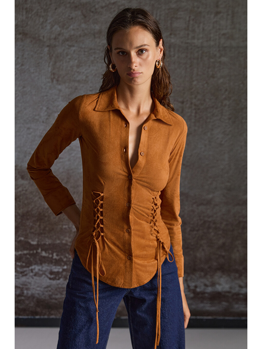 Bogotan Kadın Slim Fit Vücudu Saran Süet Belden Bağlamalı İpli Kahverengi Gömlek-4