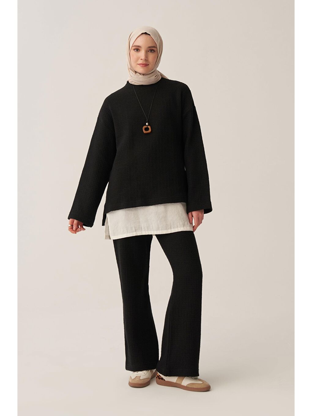 Siyah-Triko Efektli Pantolonlu Takım