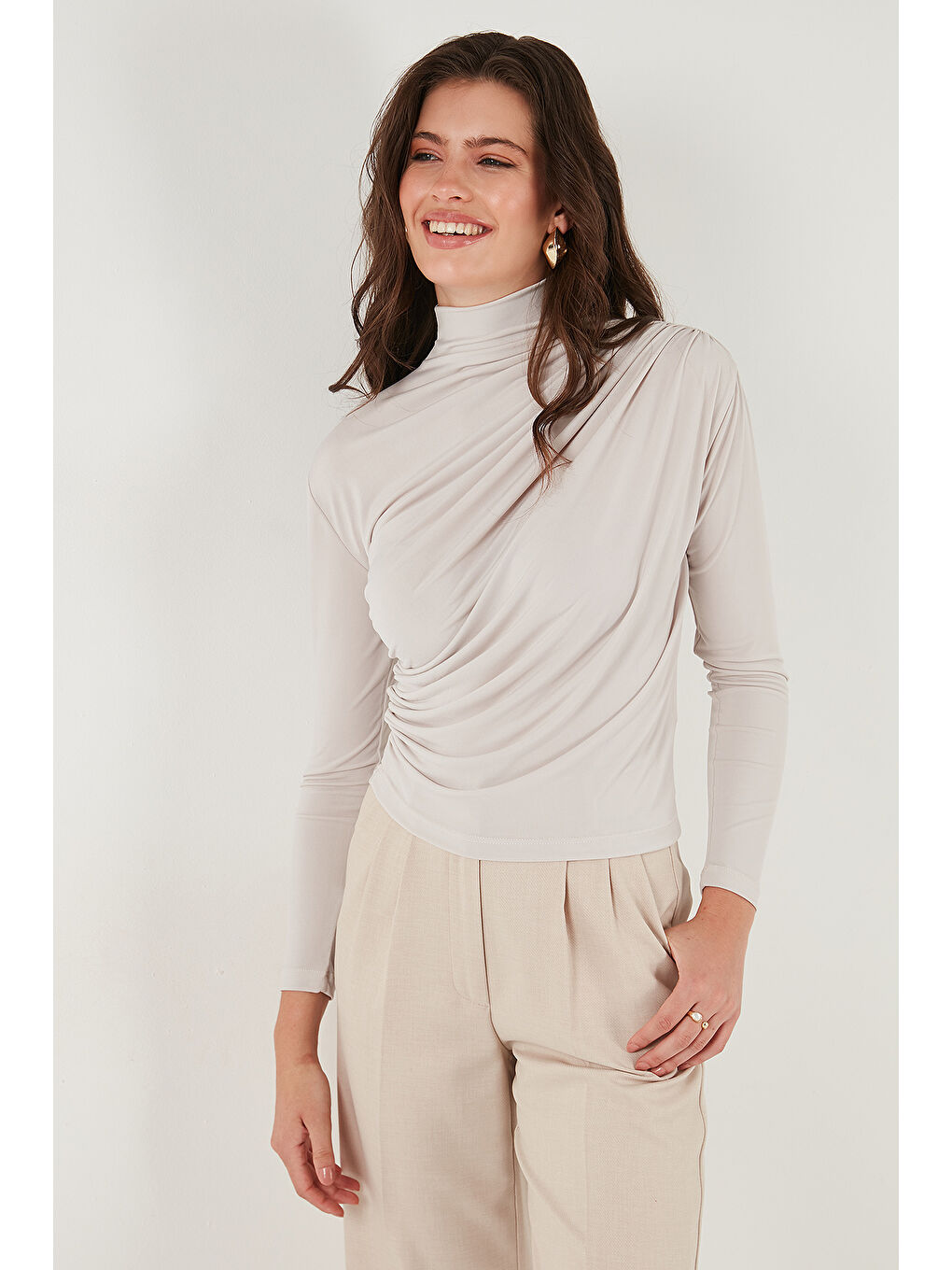 Bej Streç Büzgü Detaylı Slim Fit Dik Yaka Kadın Bluz 669925-1