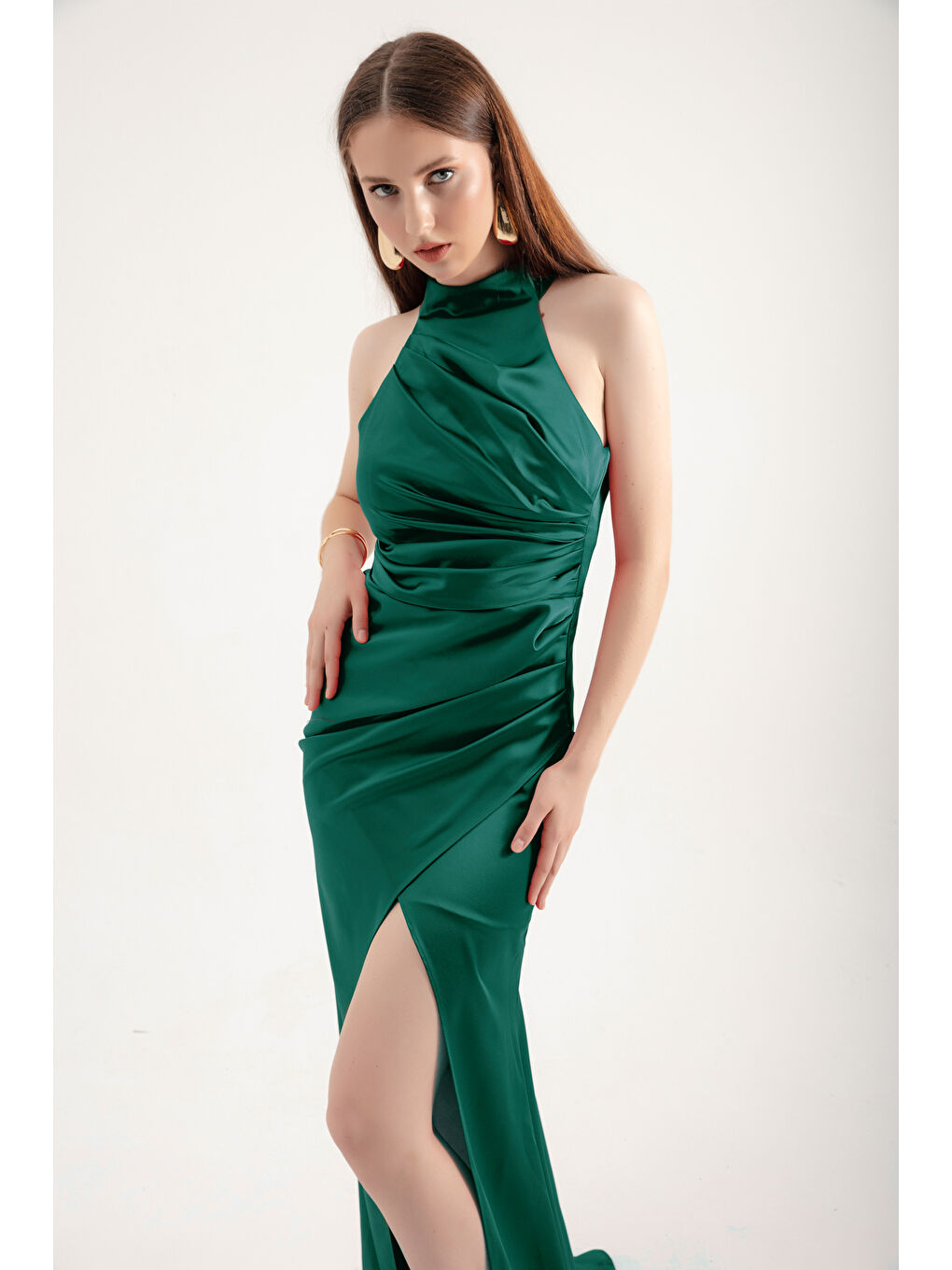 Kadın Zümrüt Yeşili Halter Yaka Yırtmaçlı Uzun Saten Abiye Elbise-1