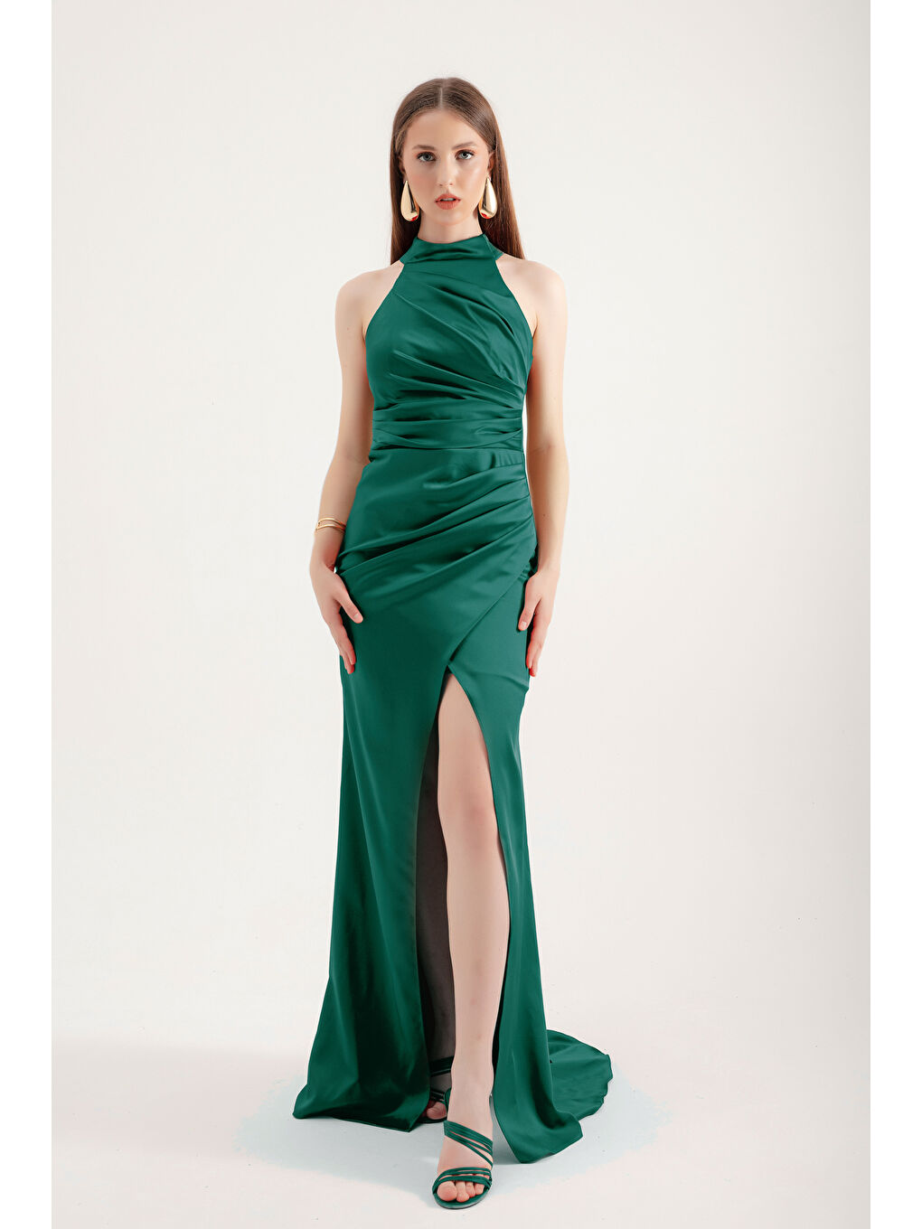 Kadın Zümrüt Yeşili Halter Yaka Yırtmaçlı Uzun Saten Abiye Elbise-2