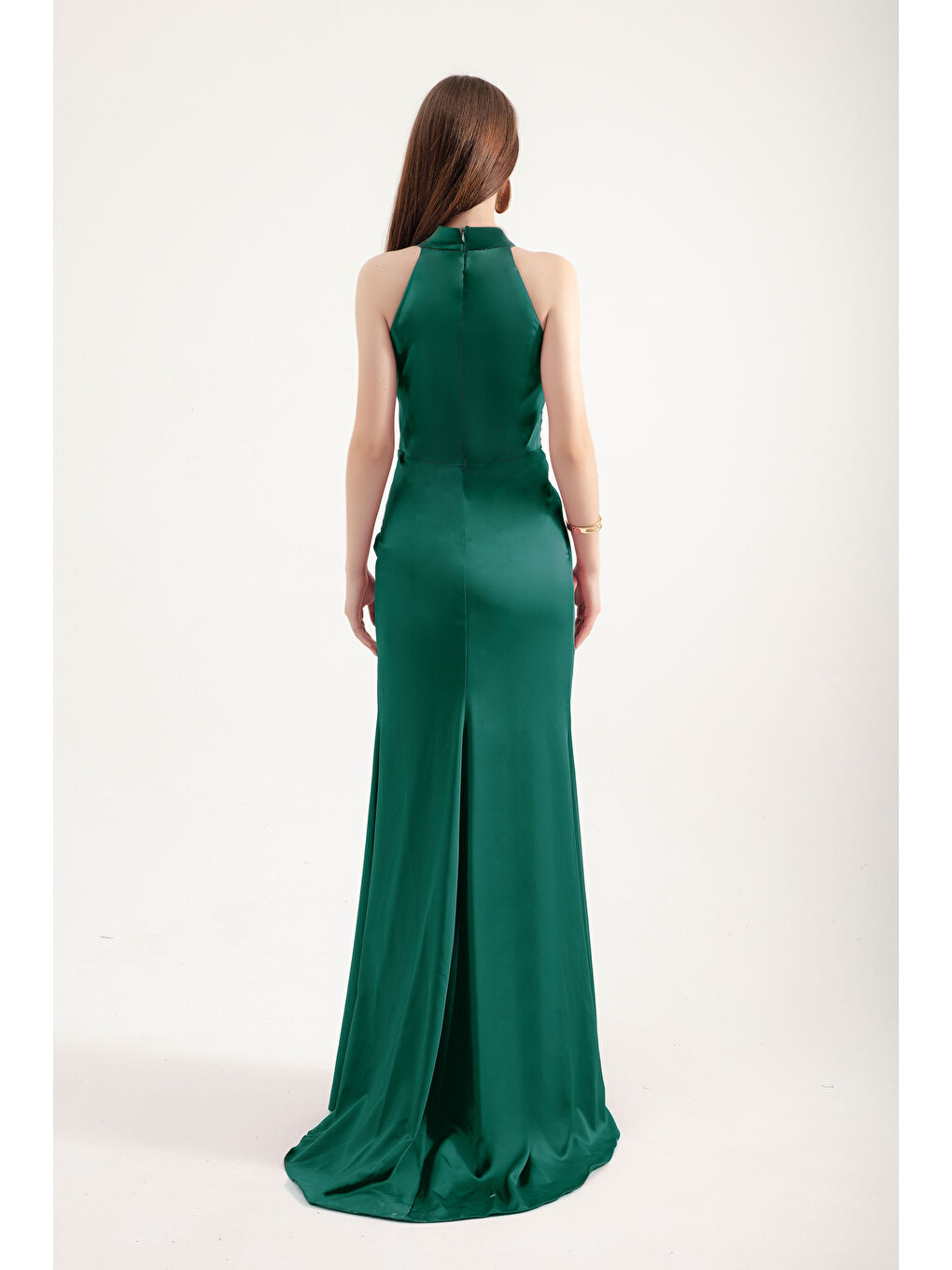 Kadın Zümrüt Yeşili Halter Yaka Yırtmaçlı Uzun Saten Abiye Elbise-4