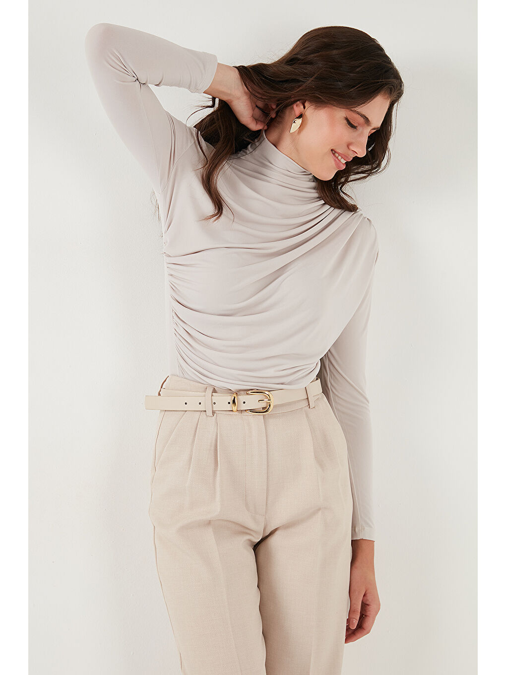 Bej Streç Büzgü Detaylı Slim Fit Dik Yaka Kadın Bluz 669925-2