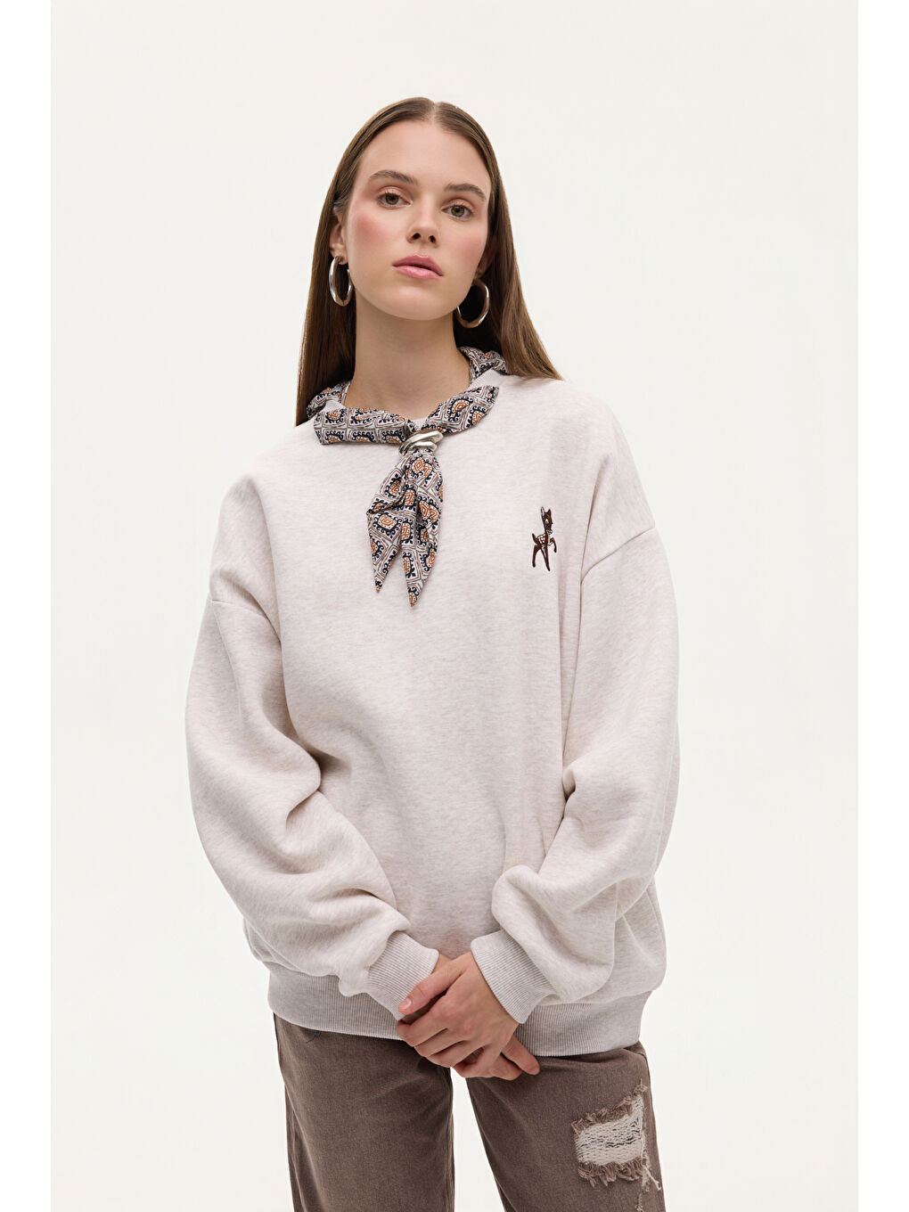 Fular Aksesuarlı Bambi Nakışlı Oversize Sweatshirt Bej
