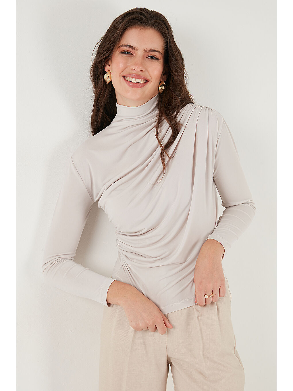 Bej Streç Büzgü Detaylı Slim Fit Dik Yaka Kadın Bluz 669925-4