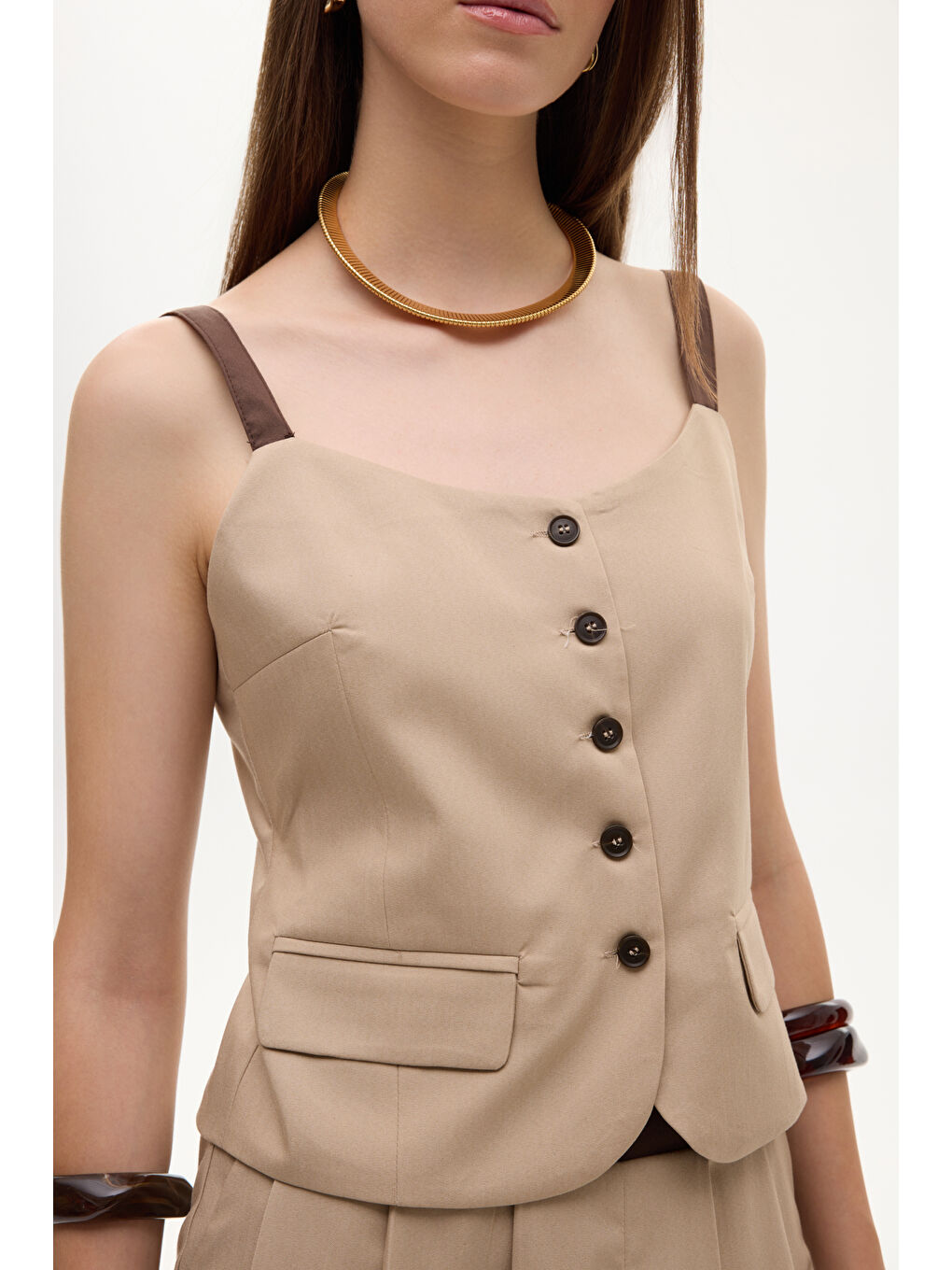 Kontrast Askılı Düğmeli Cep Detaylı Bluz Bej-2