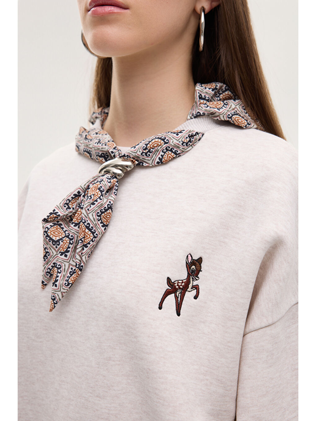 Fular Aksesuarlı Bambi Nakışlı Oversize Sweatshirt Bej-2