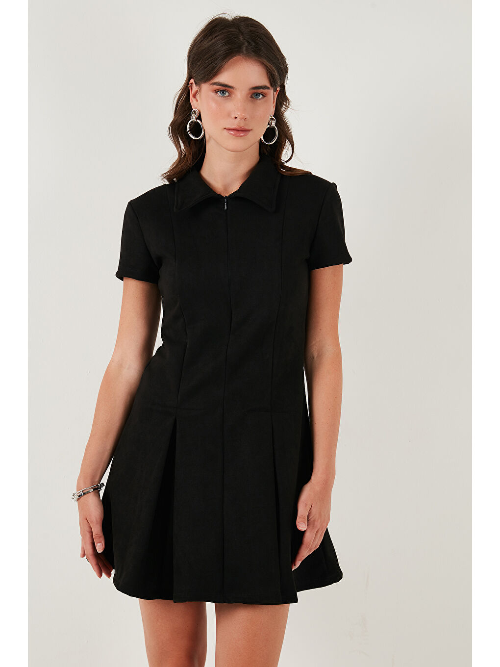 Siyah Regular Fit Fermuarlı Polo Yaka Kısa Kollu Pileli Kadın Süet Elbise 5866438-2