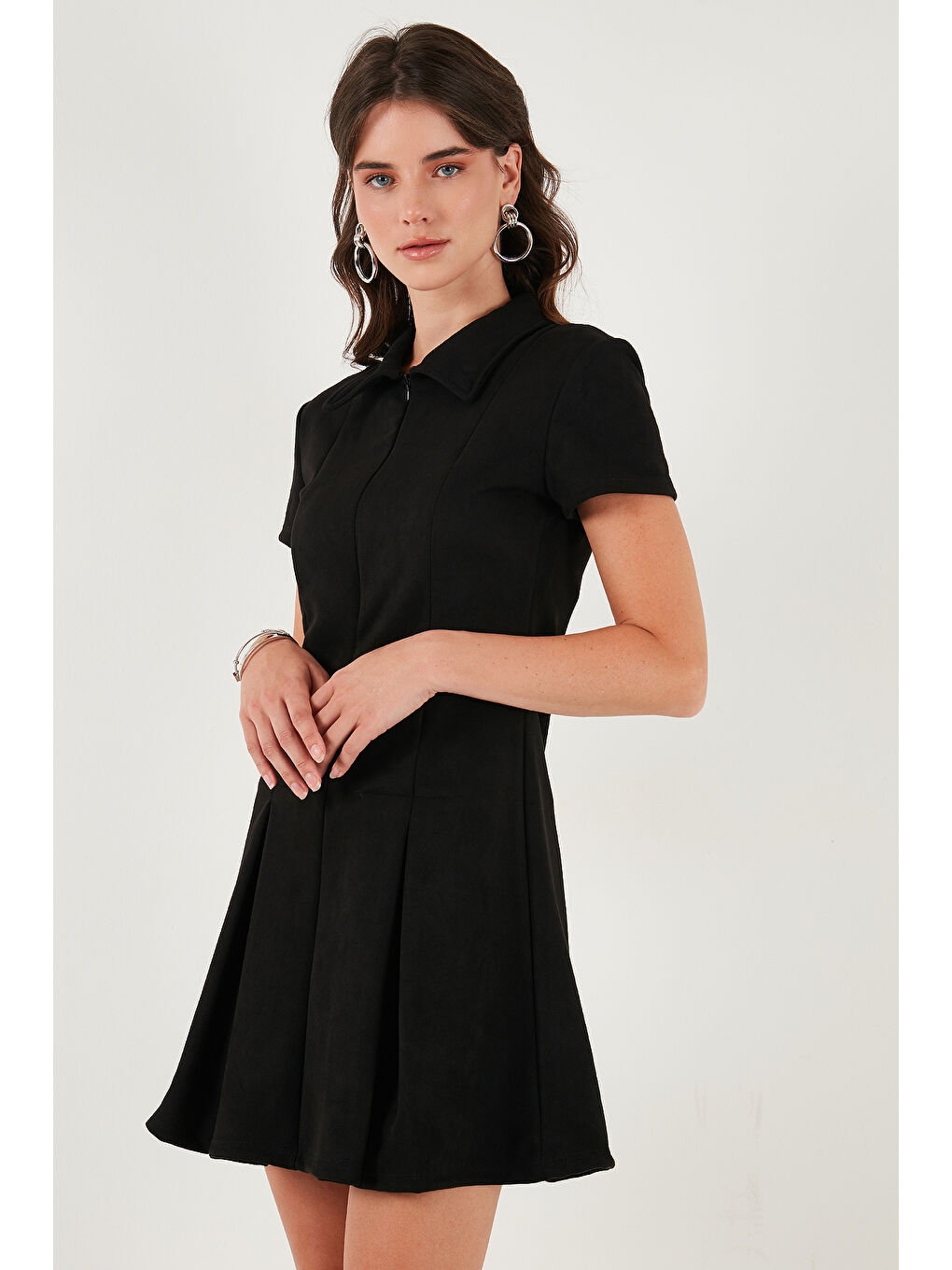 Siyah Regular Fit Fermuarlı Polo Yaka Kısa Kollu Pileli Kadın Süet Elbise 5866438-3