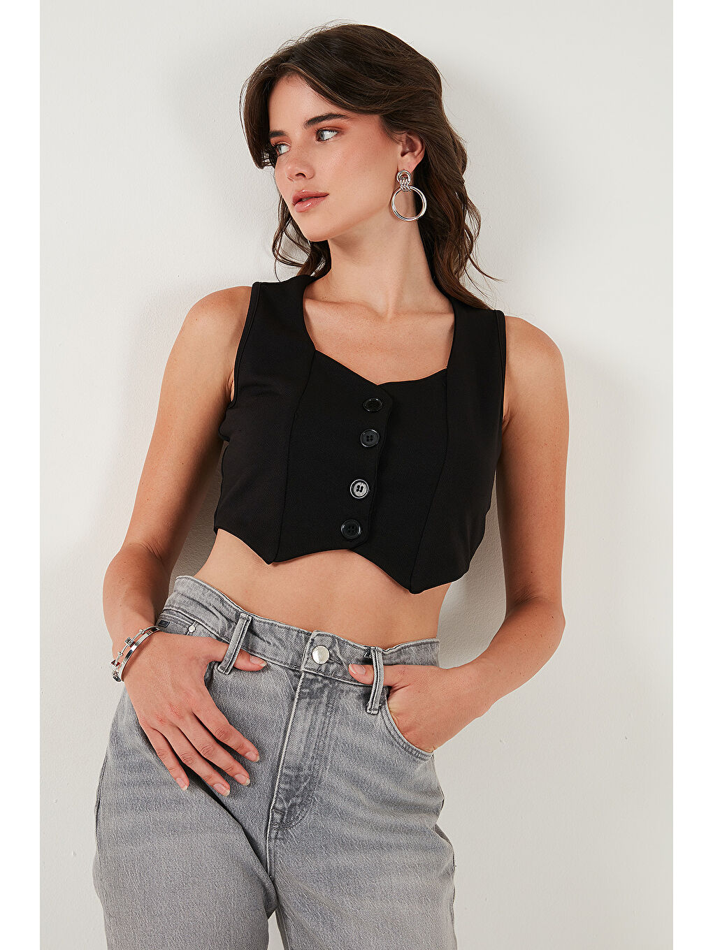 Siyah Slim Fit Kalp Yaka Düğmeli Kalın Askılı Kadın Crop Yelek 5865497-2