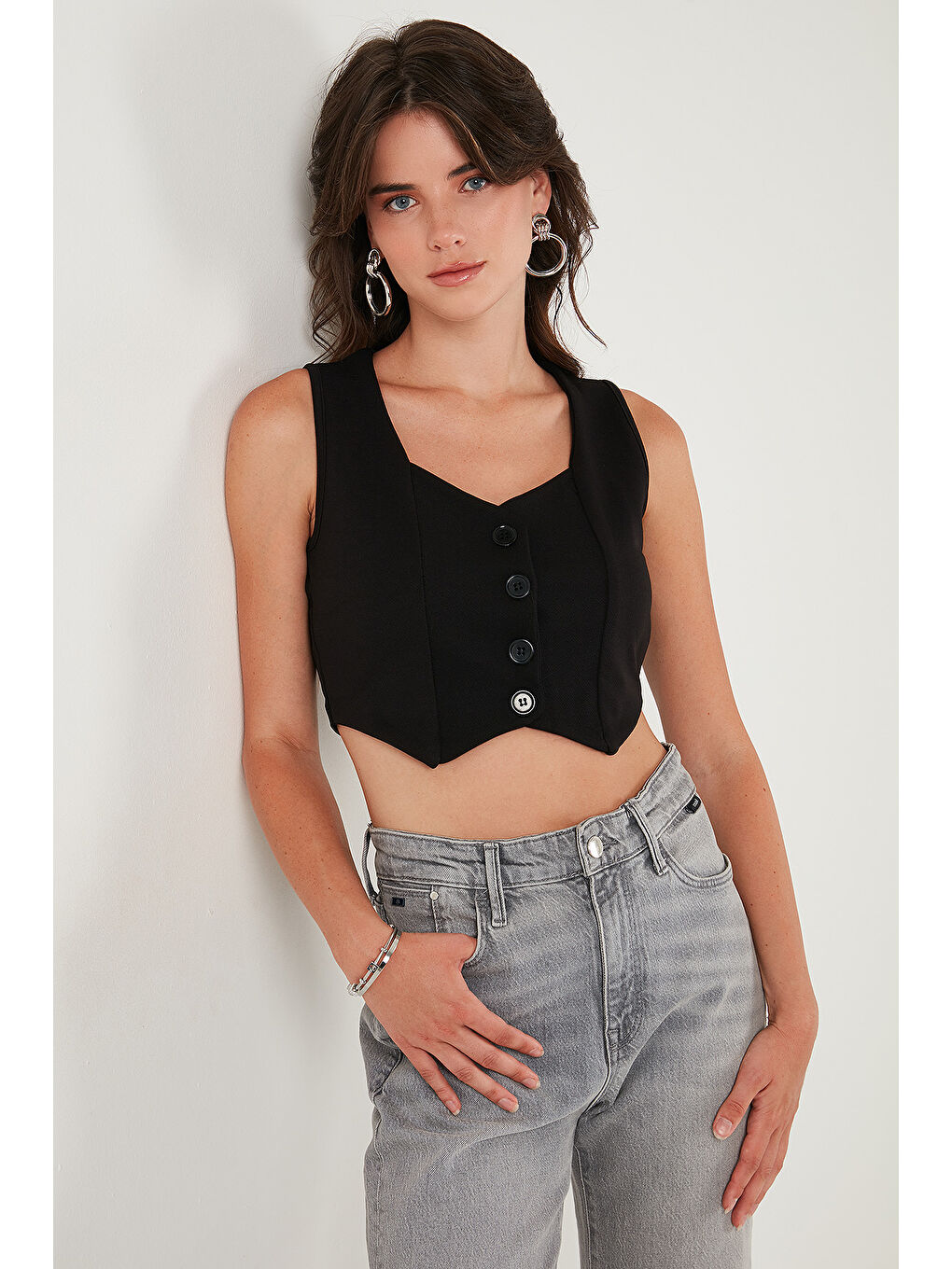 Siyah Slim Fit Kalp Yaka Düğmeli Kalın Askılı Kadın Crop Yelek 5865497-4