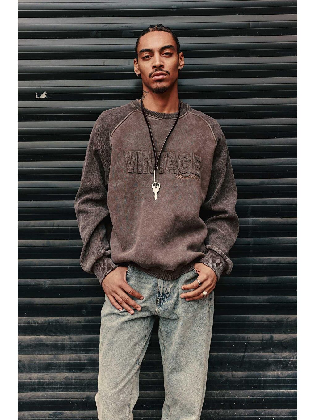 Erkek Oversize Yıkamalı Vintage Nakış Detaylı Sweatshirt Kahverengi-1