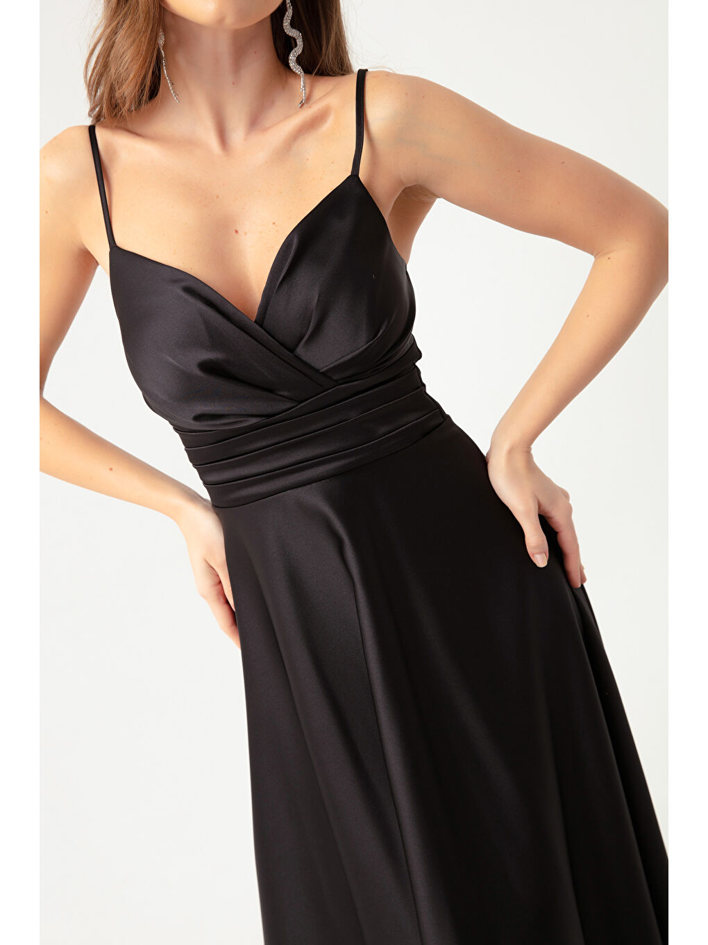 Kadın Siyah İp Askılı Bel Kemerli Saten Midi Abiye & Mezuniyet Elbisesi-3