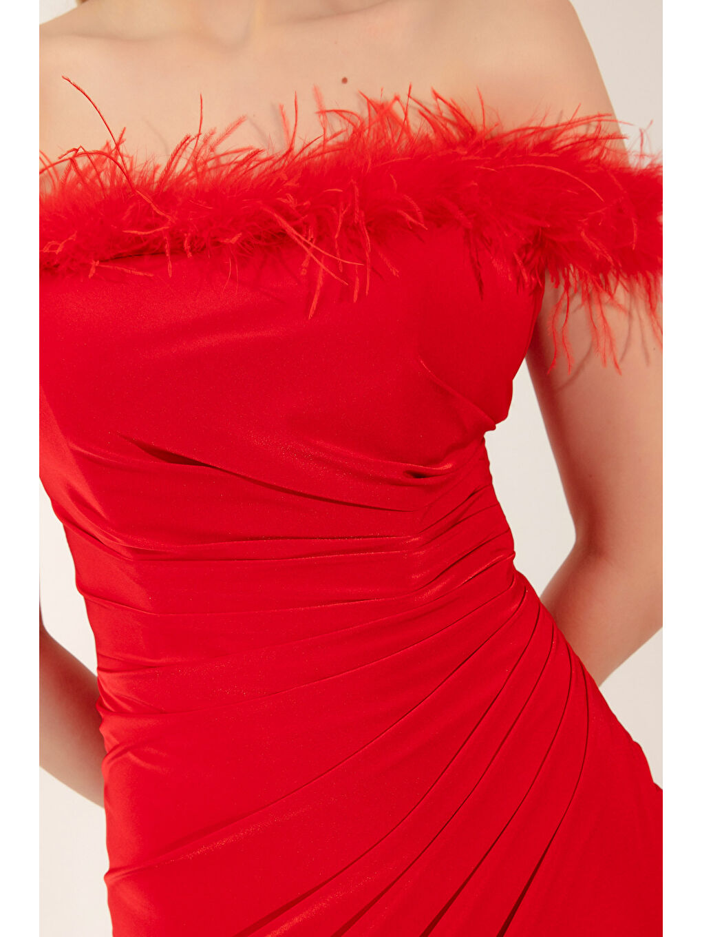 Kadın Kırmızı Otrişli Kayık Yaka Yırtmaçlı Uzun Abiye Elbise-1