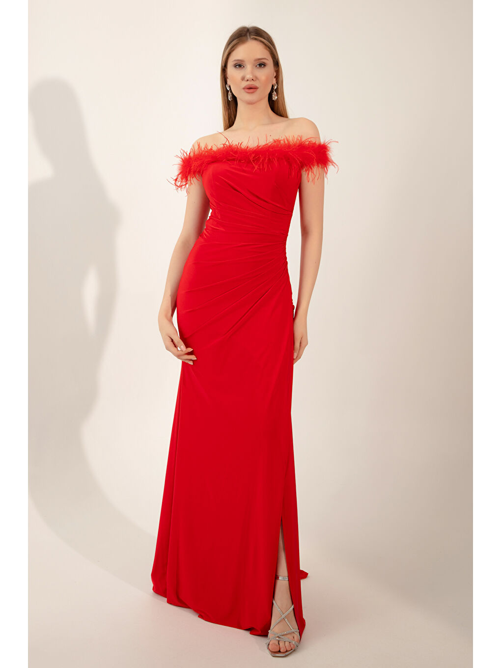 Kadın Kırmızı Otrişli Kayık Yaka Yırtmaçlı Uzun Abiye Elbise-2