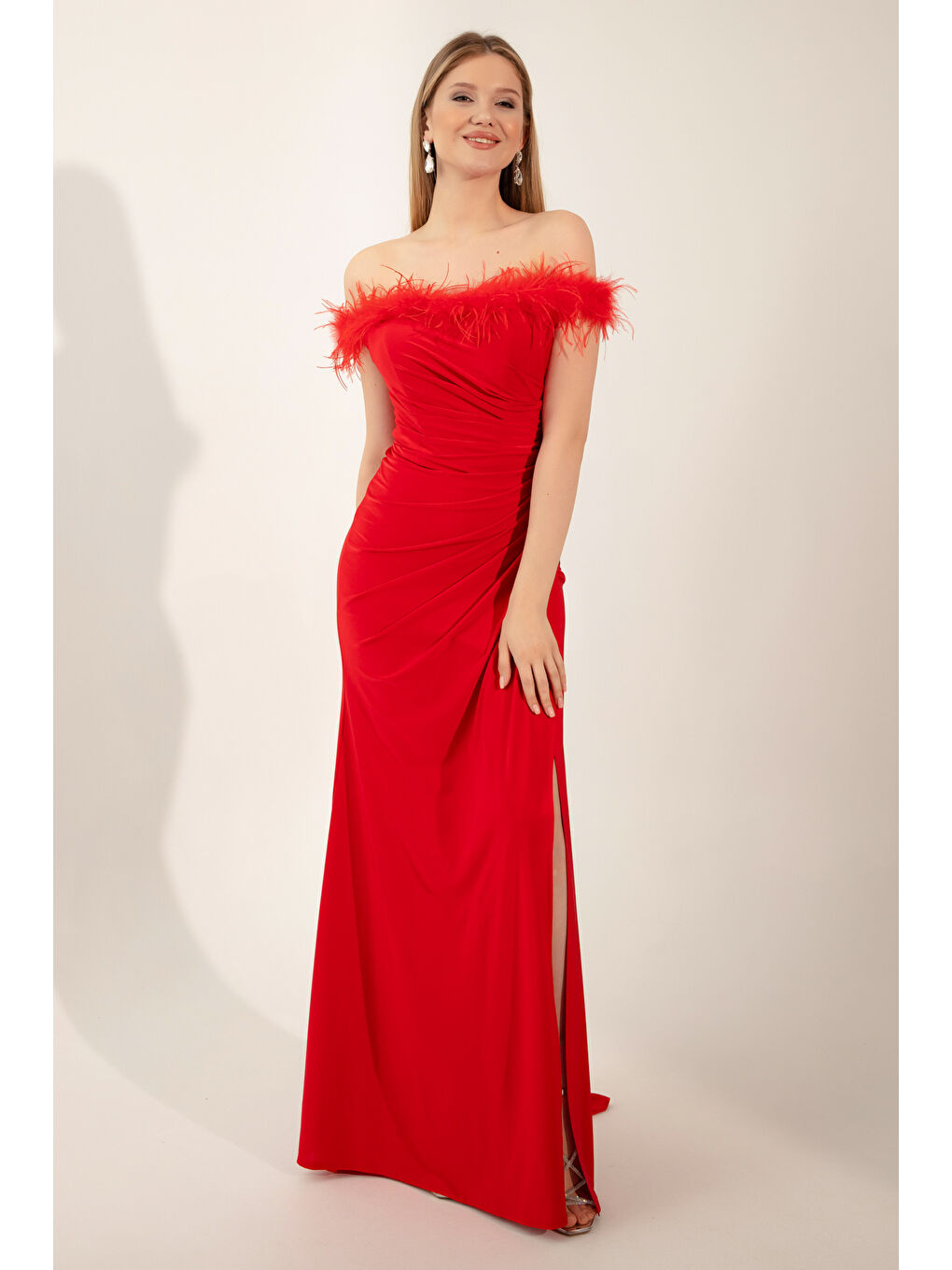 Kadın Kırmızı Otrişli Kayık Yaka Yırtmaçlı Uzun Abiye Elbise-3