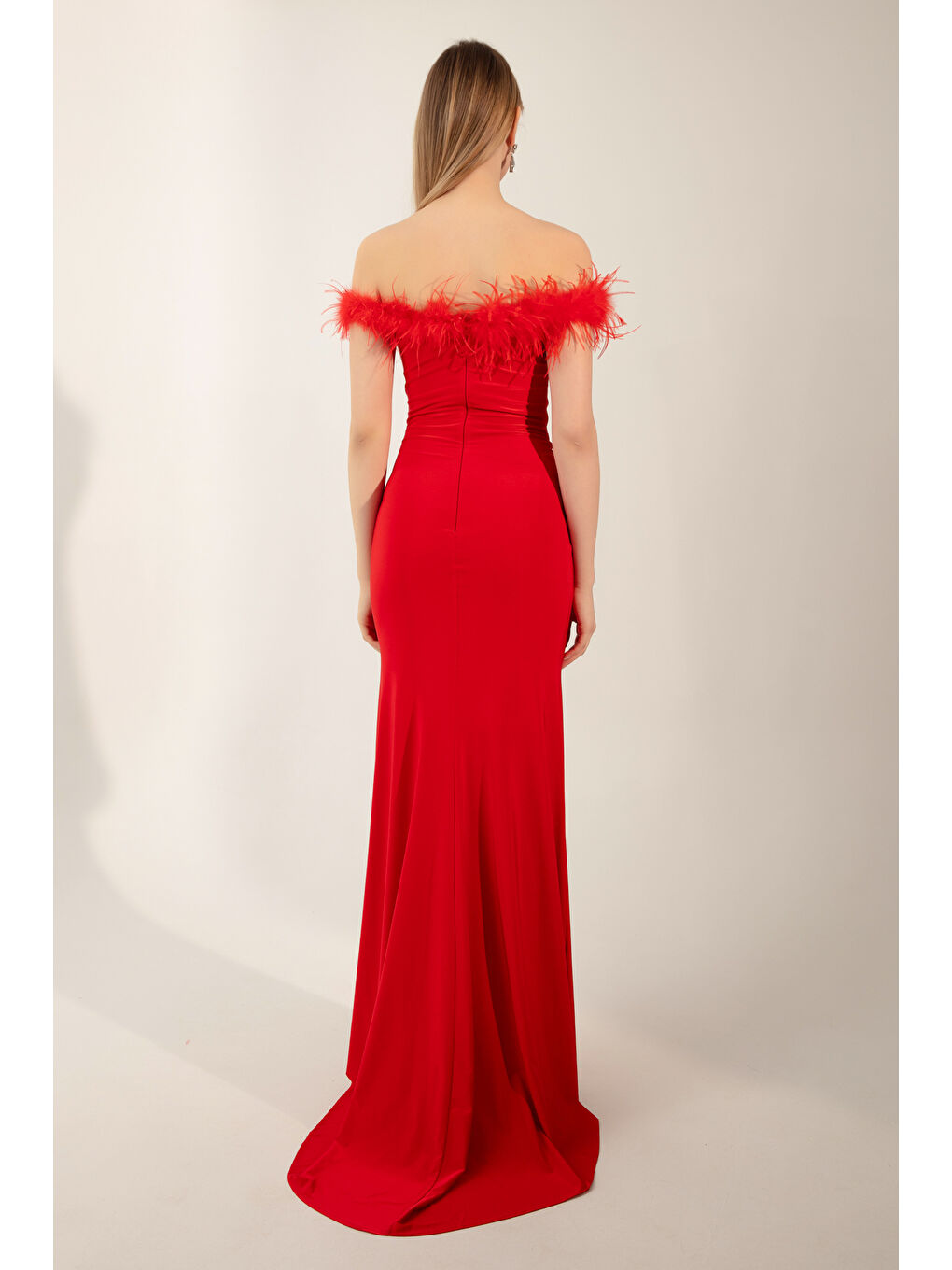 Kadın Kırmızı Otrişli Kayık Yaka Yırtmaçlı Uzun Abiye Elbise-4
