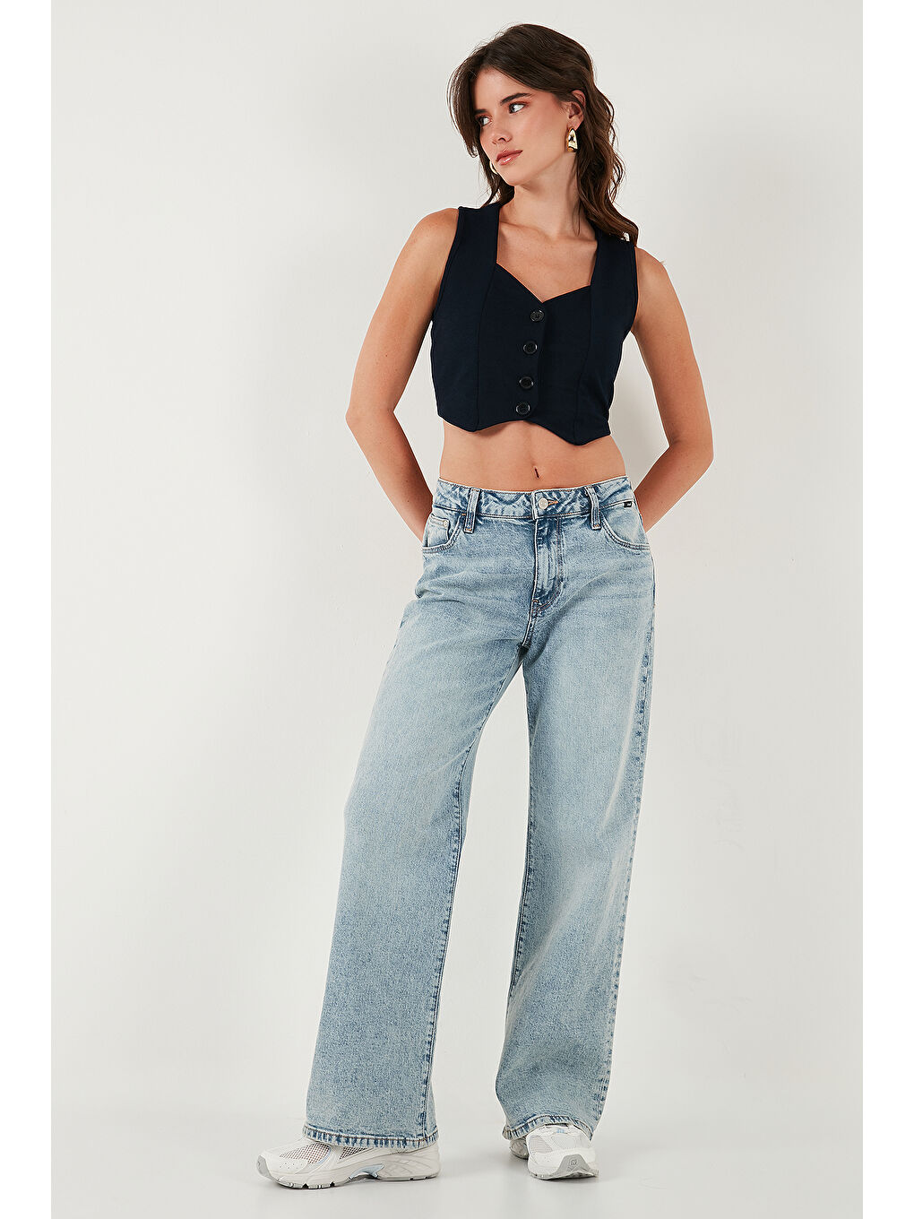 Lacivert Slim Fit Kalp Yaka Düğmeli Kalın Askılı Kadın Crop Yelek 5865497-1