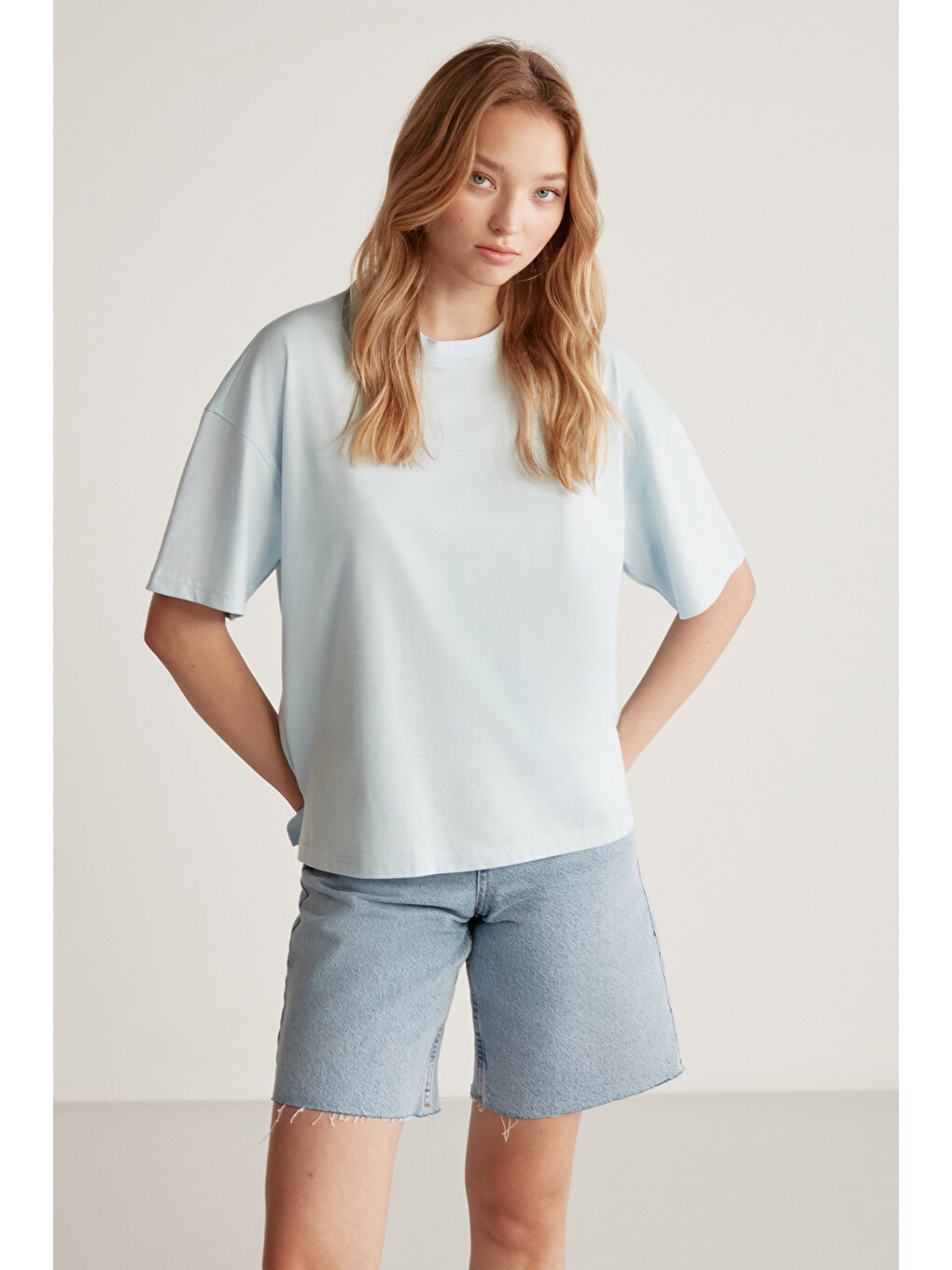 Mavi Jemmy Kadın %100 Organik Pamuk Relaxed Fit Yırtmaçlı Yuvarlak Yakalı AÇIK MAVİ T-Shirt
