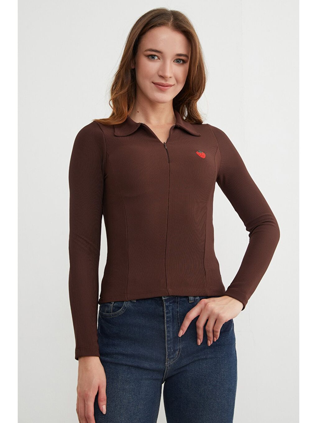 Kahverengi Çilek Nakışlı Polo Yaka Yarım Fermuarlı Bluz-1