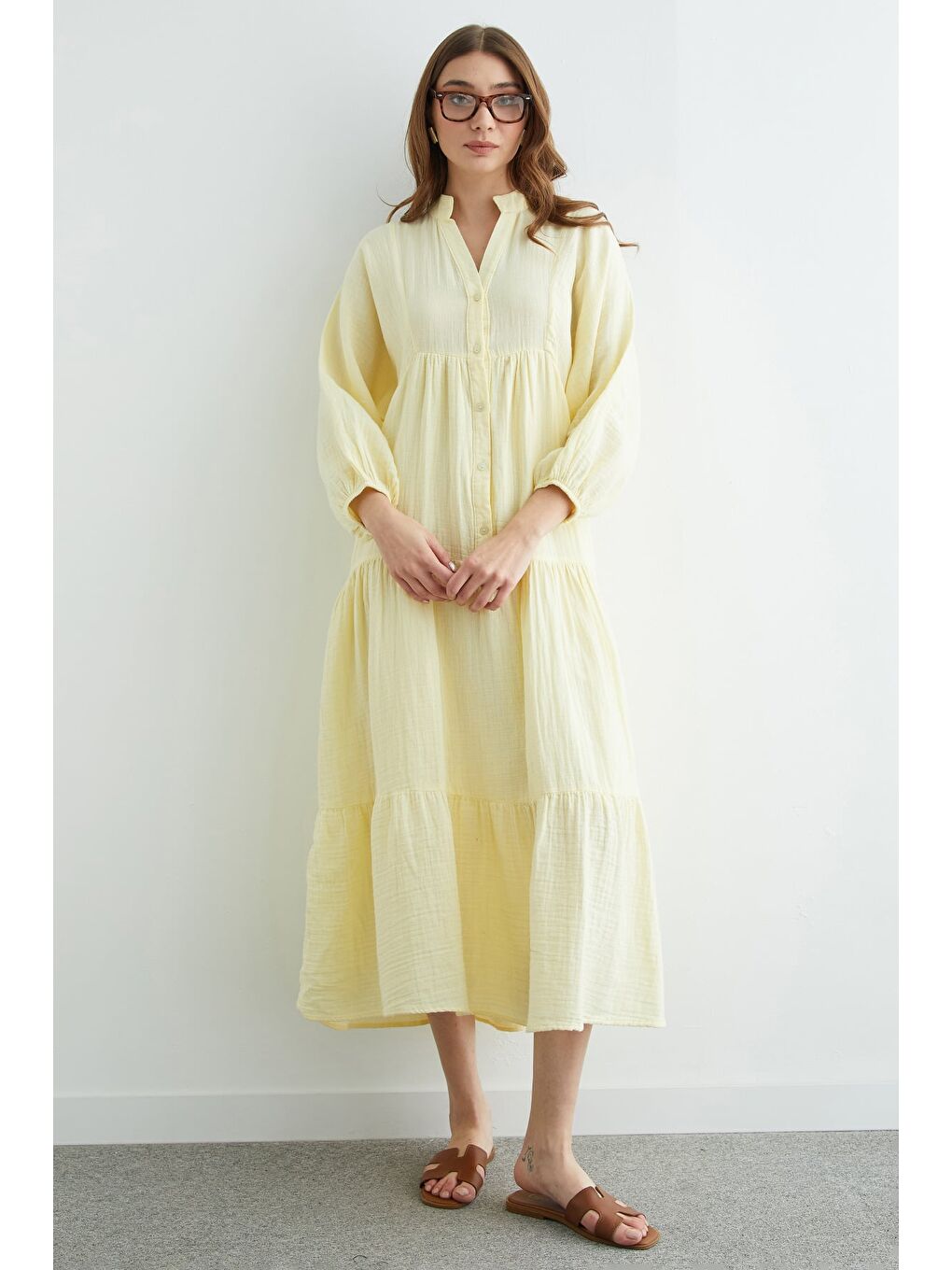 Sarı Fullamodest Yarım Düğmeli Hakim Yaka Müslin Elbise