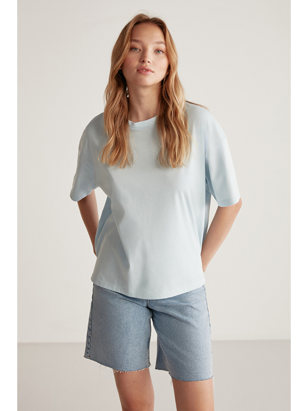 Mavi Jemmy Kadın %100 Organik Pamuk Relaxed Fit Yırtmaçlı Yuvarlak Yakalı AÇIK MAVİ T-Shirt-1