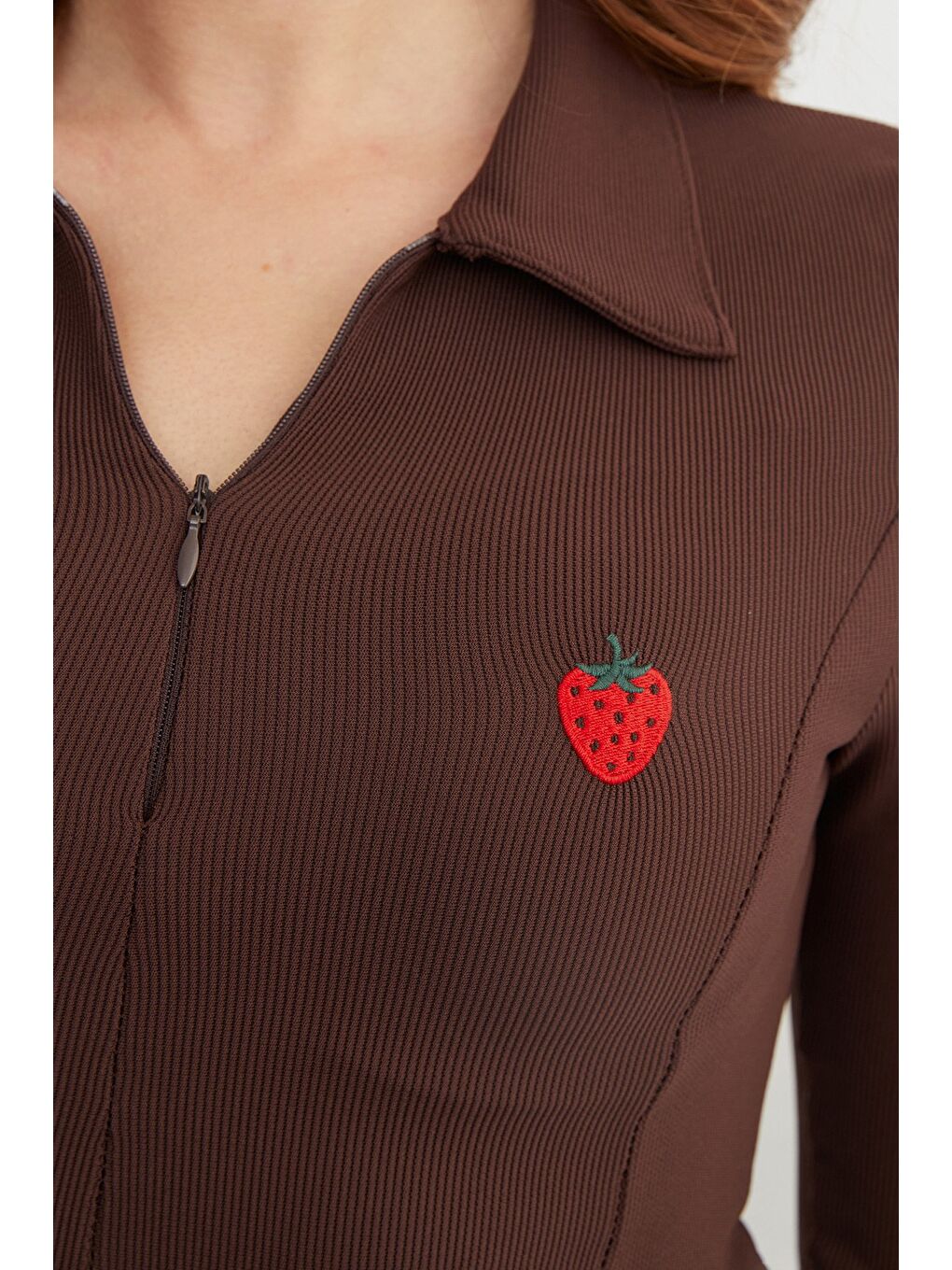 Kahverengi Çilek Nakışlı Polo Yaka Yarım Fermuarlı Bluz-2