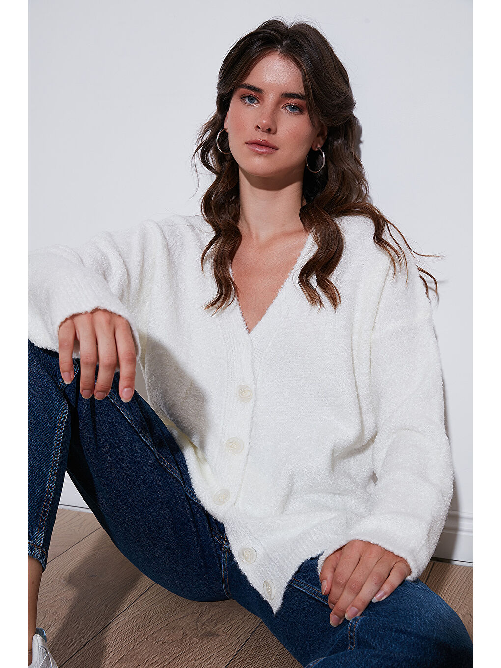 Bej Oversize Fit Düğmeli V Yaka Uzun Kollu Kadın Triko Hırka 4616232-1