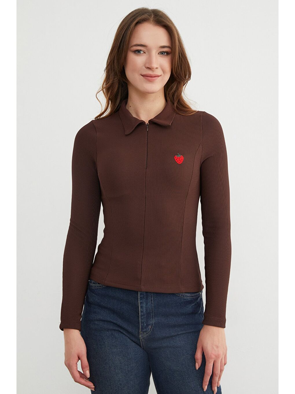 Kahverengi Çilek Nakışlı Polo Yaka Yarım Fermuarlı Bluz-3