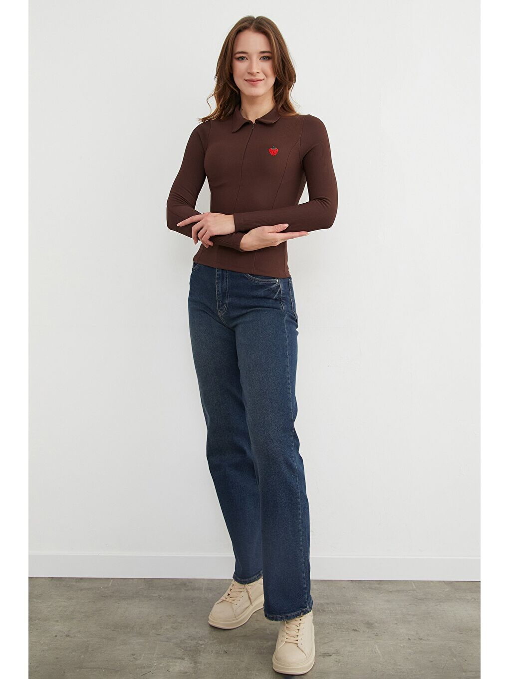 Kahverengi Çilek Nakışlı Polo Yaka Yarım Fermuarlı Bluz-4