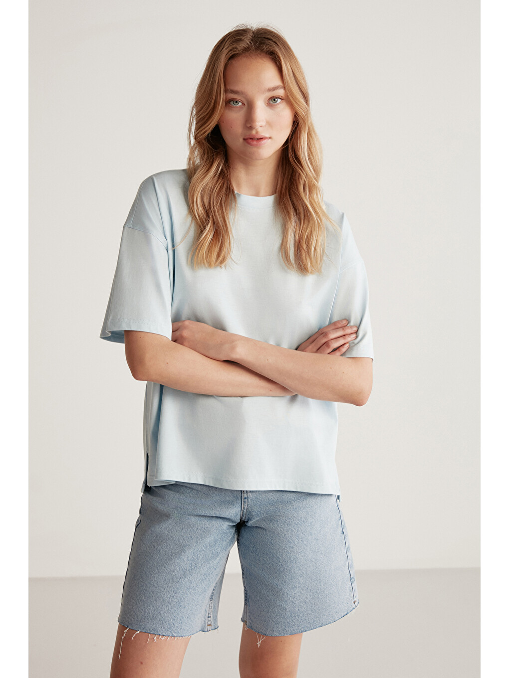 Mavi Jemmy Kadın %100 Organik Pamuk Relaxed Fit Yırtmaçlı Yuvarlak Yakalı AÇIK MAVİ T-Shirt-2