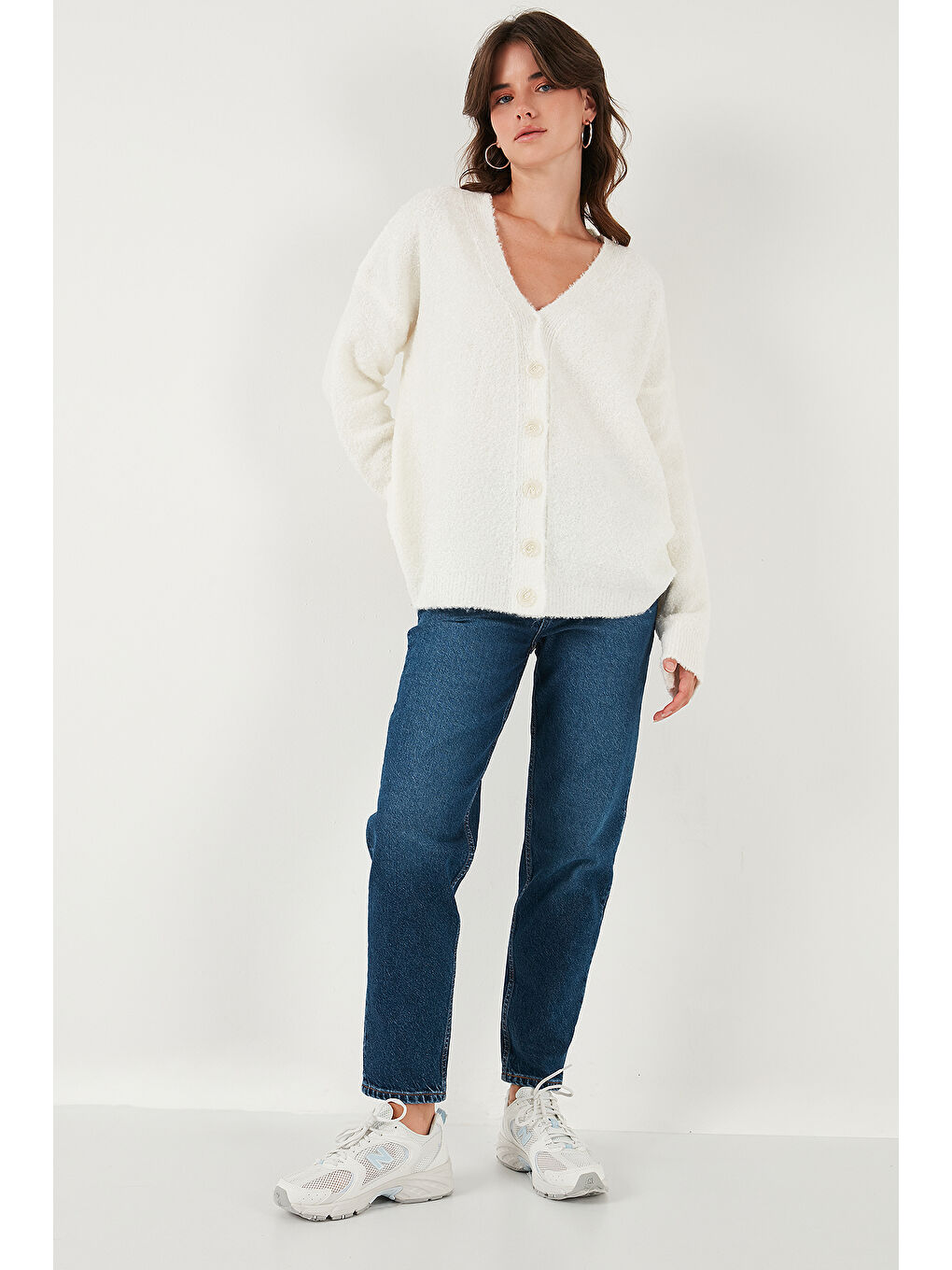 Bej Oversize Fit Düğmeli V Yaka Uzun Kollu Kadın Triko Hırka 4616232-2