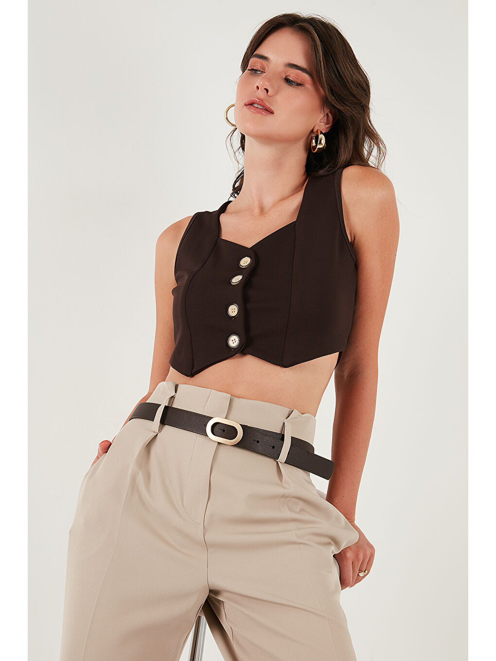 Kahverengi Slim Fit Kalp Yaka Düğmeli Kalın Askılı Kadın Crop Yelek 5865497