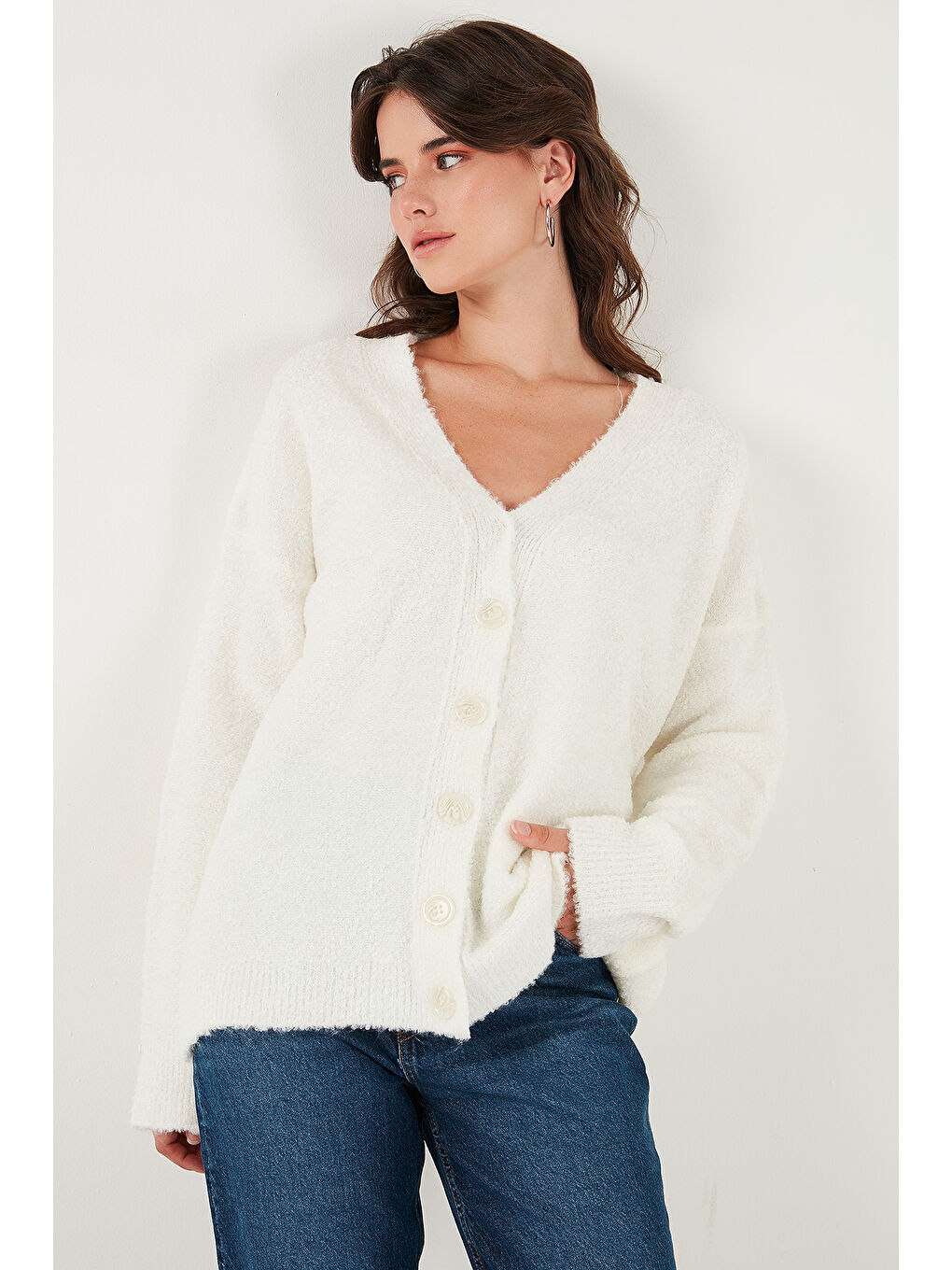 Bej Oversize Fit Düğmeli V Yaka Uzun Kollu Kadın Triko Hırka 4616232-4