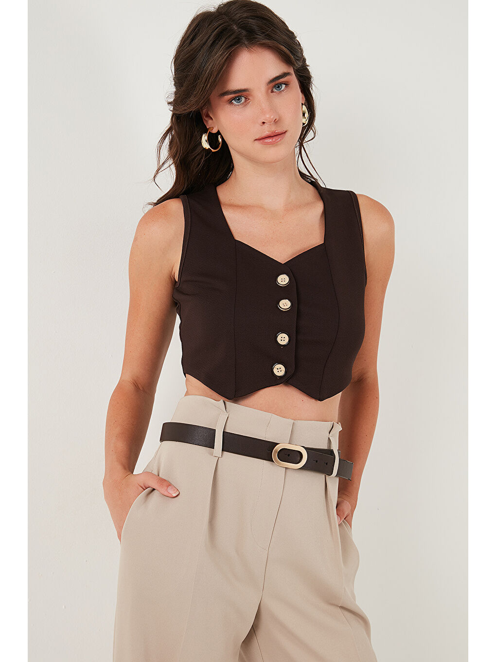 Kahverengi Slim Fit Kalp Yaka Düğmeli Kalın Askılı Kadın Crop Yelek 5865497-2