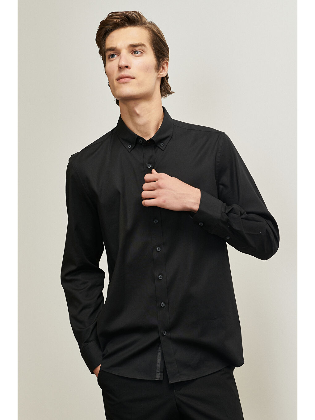 Erkek Siyah Slim Fit Dar Kesim Düğmeli Yaka Gabardin Desenli Gömlek