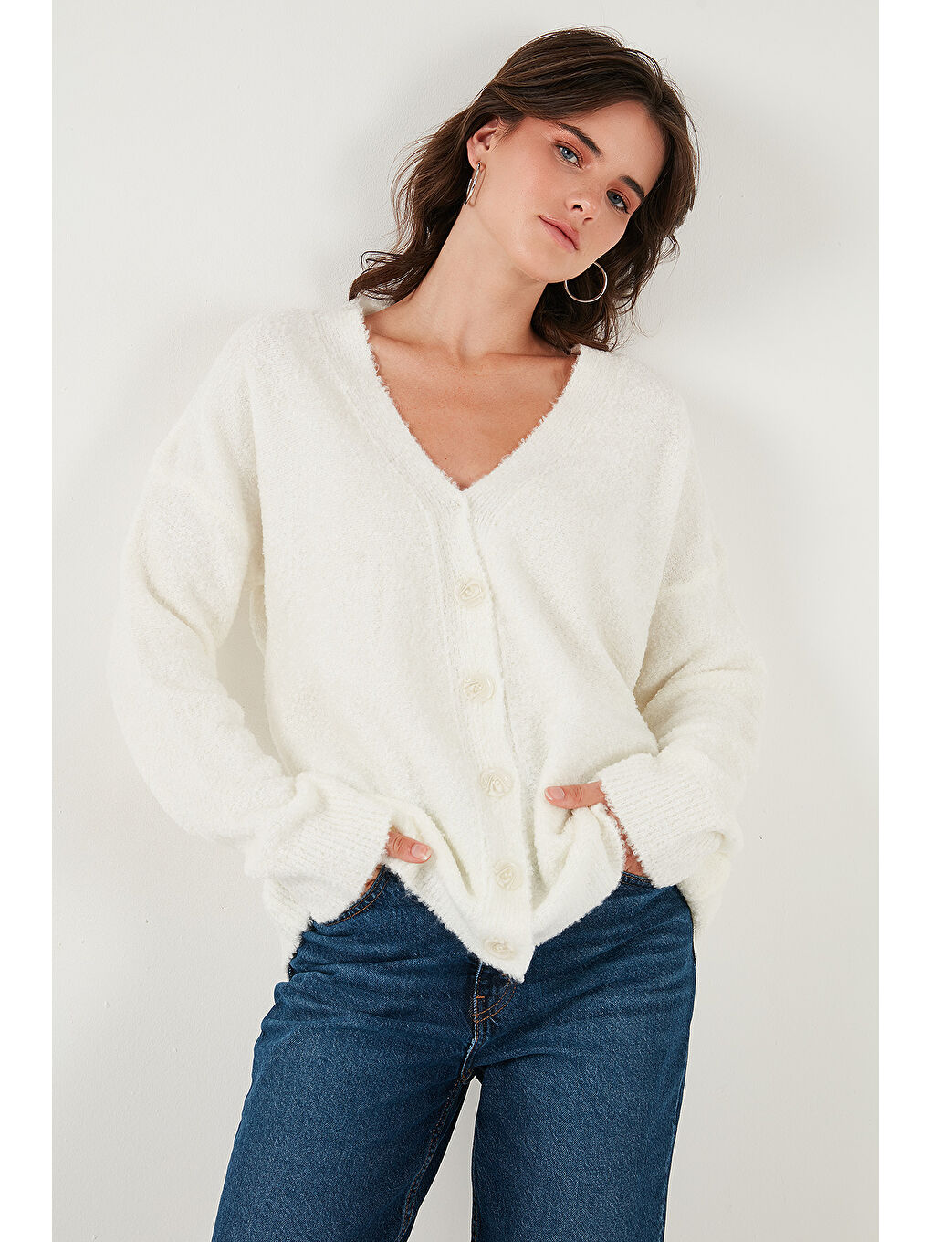 Bej Oversize Fit Düğmeli V Yaka Uzun Kollu Kadın Triko Hırka 4616232-5