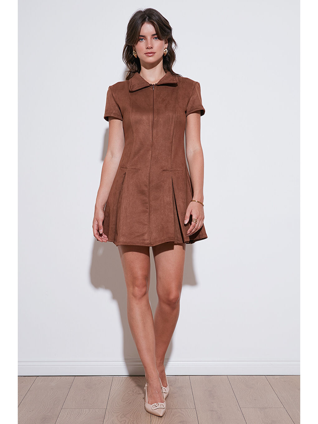 Kahverengi Regular Fit Fermuarlı Polo Yaka Kısa Kollu Pileli Kadın Süet Elbise 5866438-1